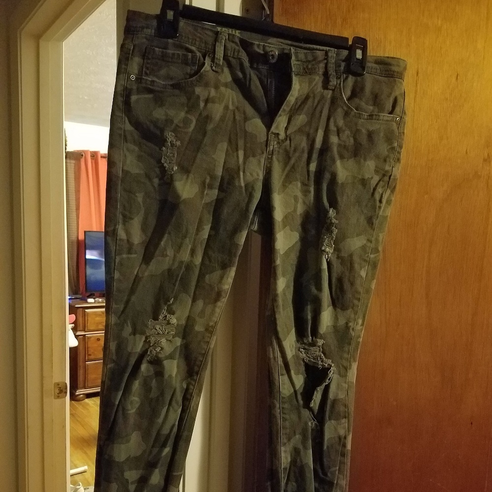 Distressed women camo pants
